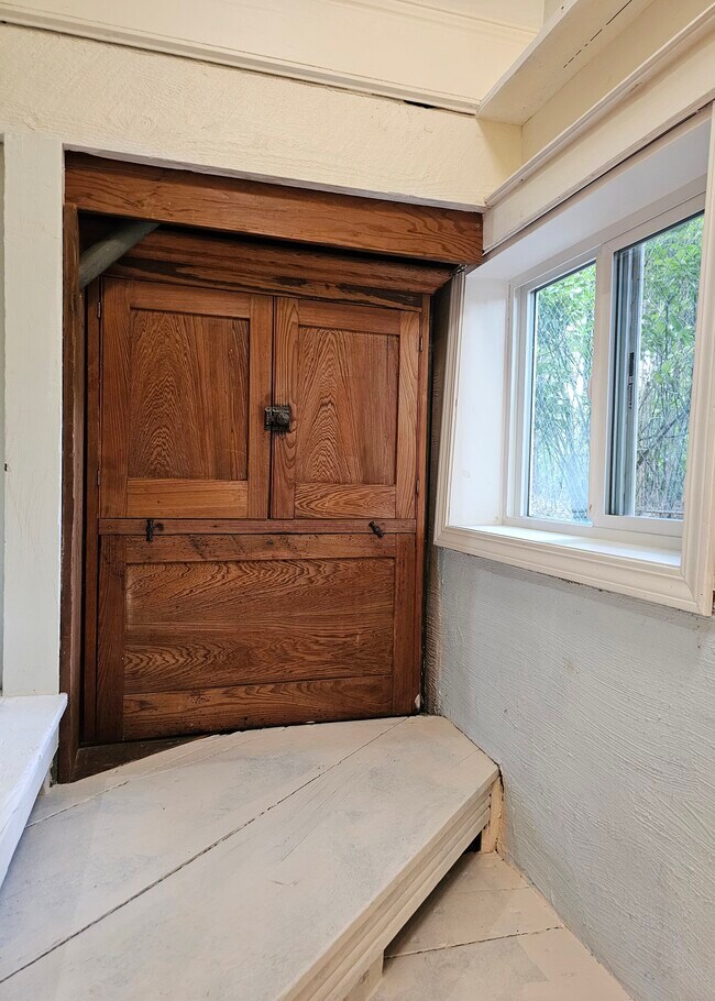 Building Photo - 309 NE Graham St