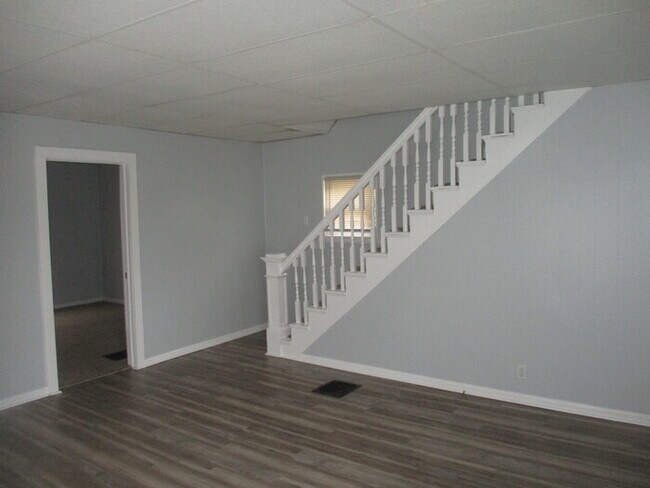 Building Photo - COMING SOON!  Updated 4 Bed 1.5 Bath Middl...