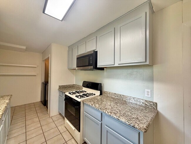 Building Photo - 7618 Brookhollow Dr