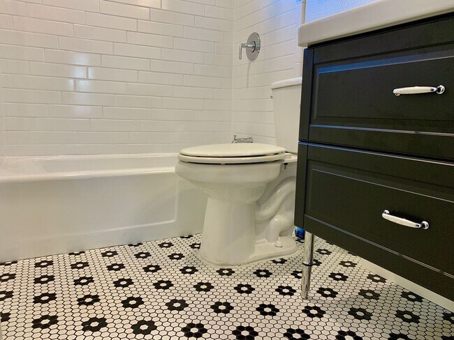 Building Photo - Remodeled & Stunning 2/1 Duplex in South A...