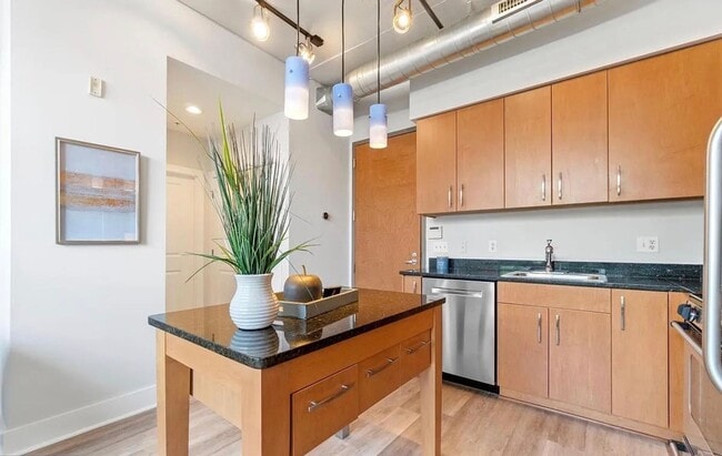 Building Photo - Industrial-Chic 2BR 2BA in Adams Morgan wi...