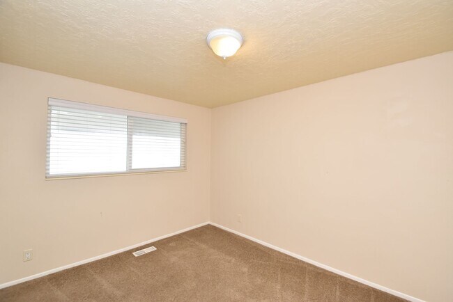 Building Photo - Spacious 5 Bedroom 3 Bathroom Home in Sandy!