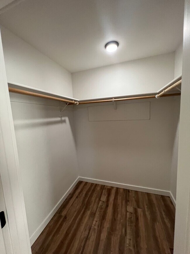 Building Photo - Newly Remodeled! Close to CWU 4 Rooms !!