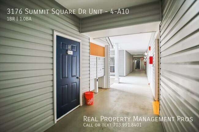 Building Photo - 3176 Summit Square Dr