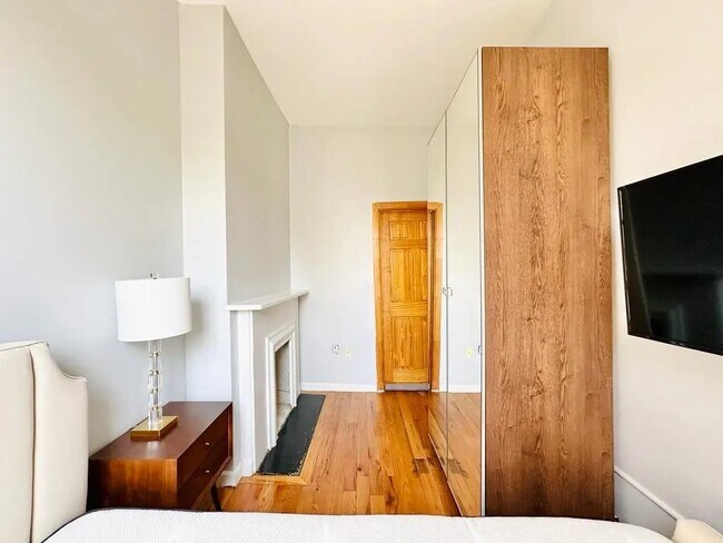 Building Photo - Furnished room/NOT APARTMENT