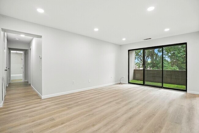 Building Photo - 2 Shrewsbury Green Dr