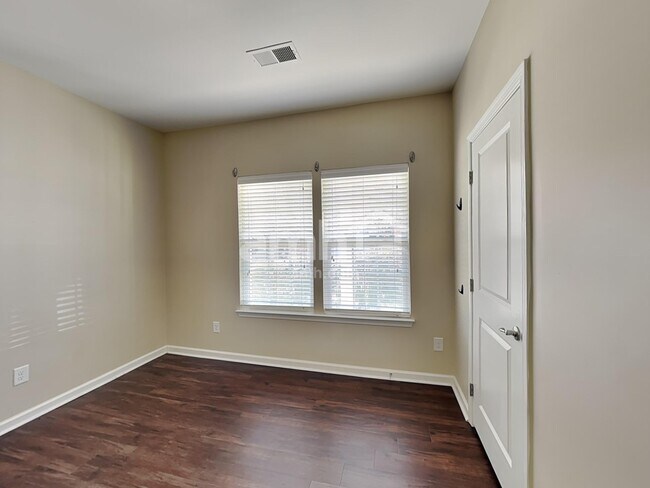 Building Photo - 3008 Fallondale Rd