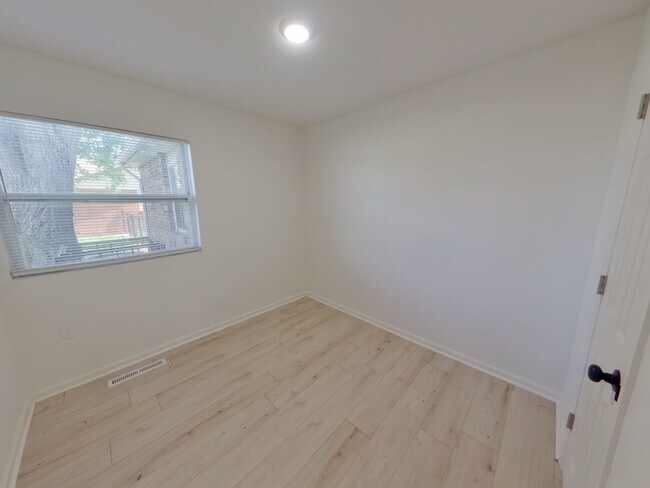 Building Photo - 5BR Renovated Home - Accepting Section 8