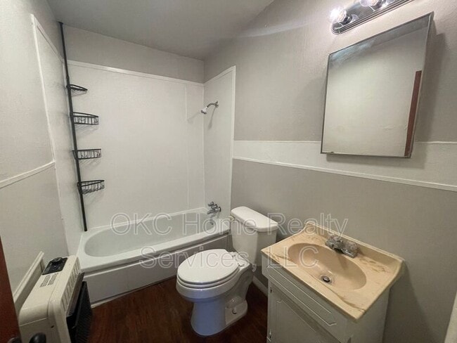 Building Photo - 137 SE 1st St