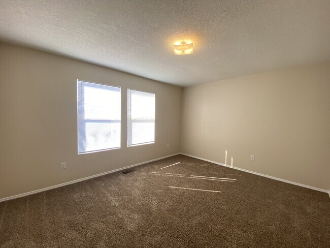 Building Photo - COMMUNITY POOL - LARGE 4 BEDROOM - Master Upstairs