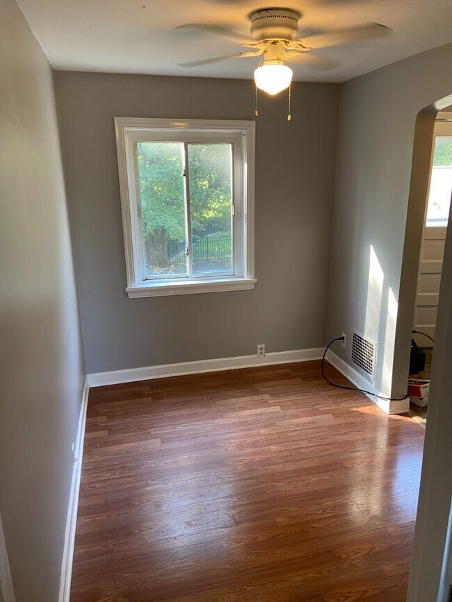Building Photo - Cozy, Two Bed Available NOW!
