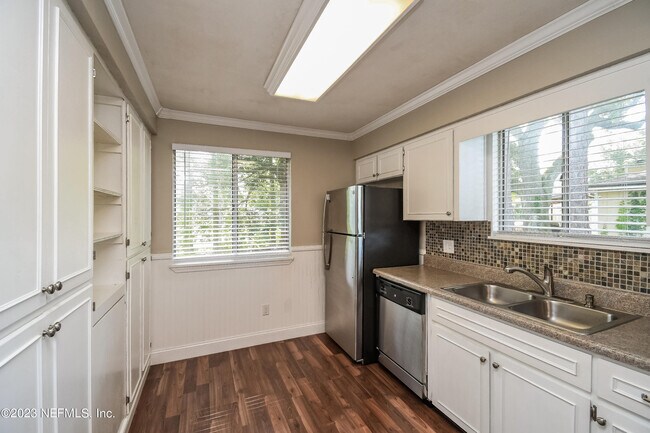 Building Photo - 10927 Horse Track Dr E