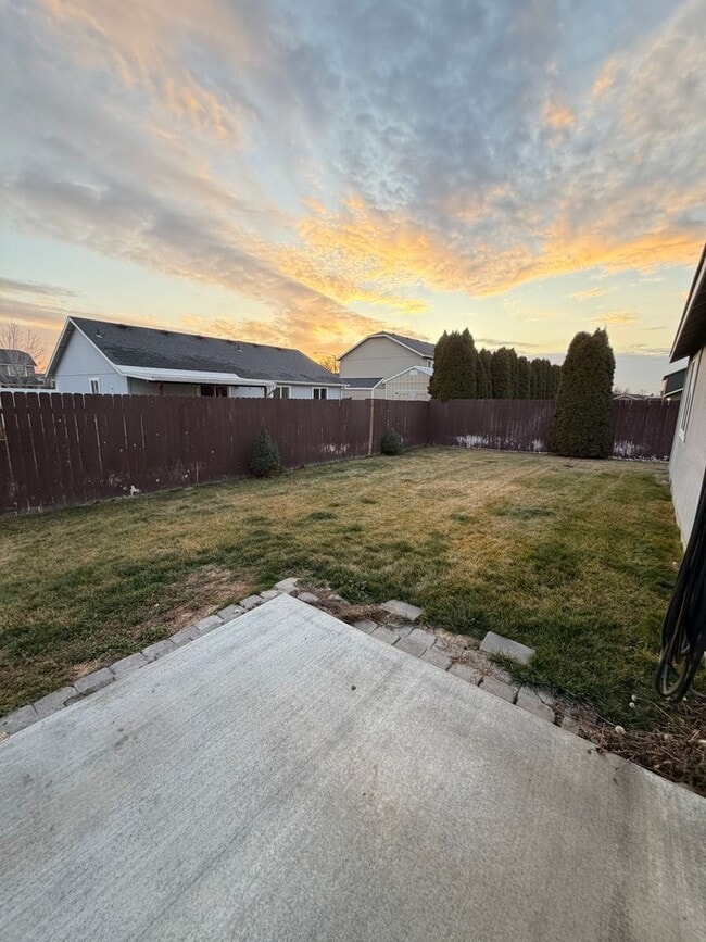 Building Photo - Cozy Hayden Home!!