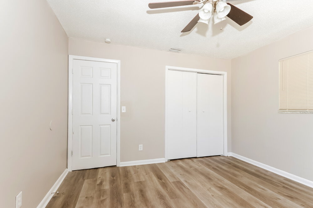 Building Photo - 5770 Bermuda Cir S