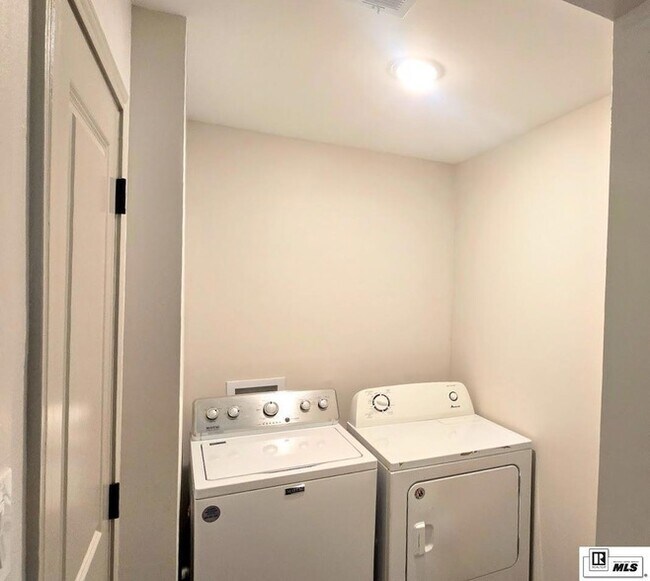 Building Photo - 923 Fortune Dr