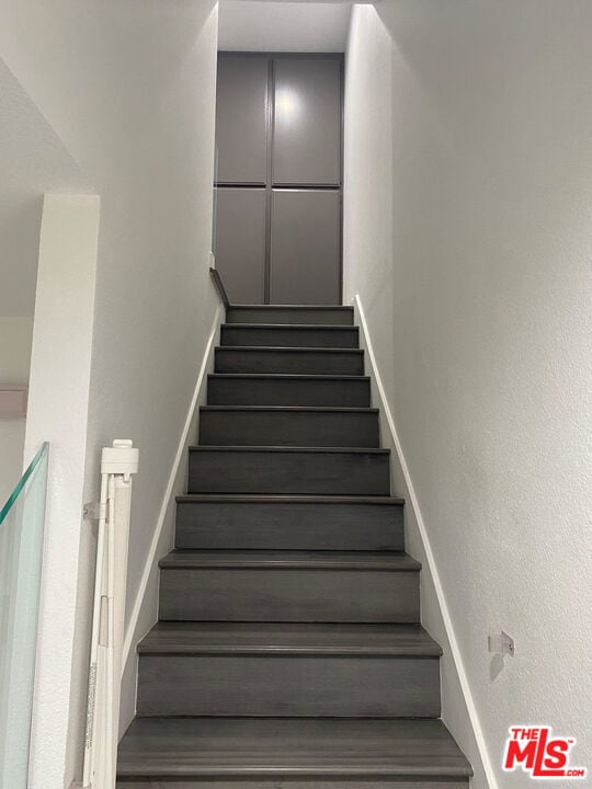 Building Photo - 18210 Oxnard St