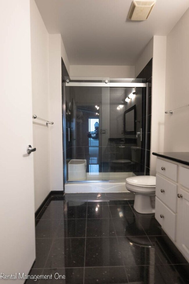 Building Photo - Downtown ROYAL OAK LIVING - 2 bed/2 bath - A CORNER WITH A VIEW!