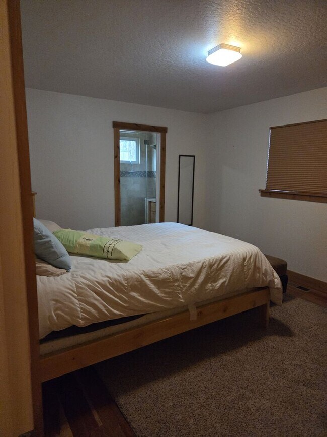 Building Photo - Two bedroom furnished home in a quiet area