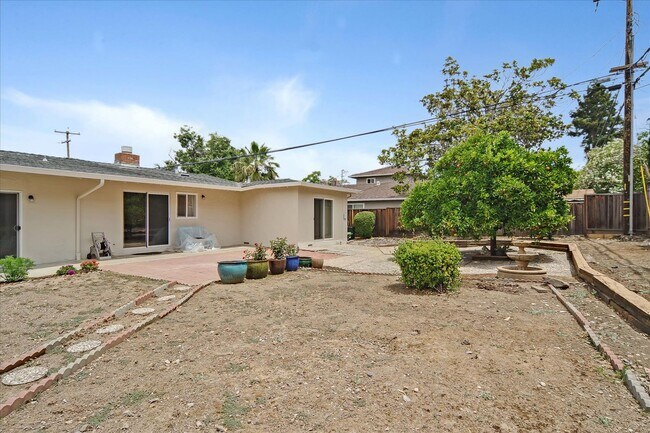 Building Photo - Great Location 3BD Home with Wood Floors &...