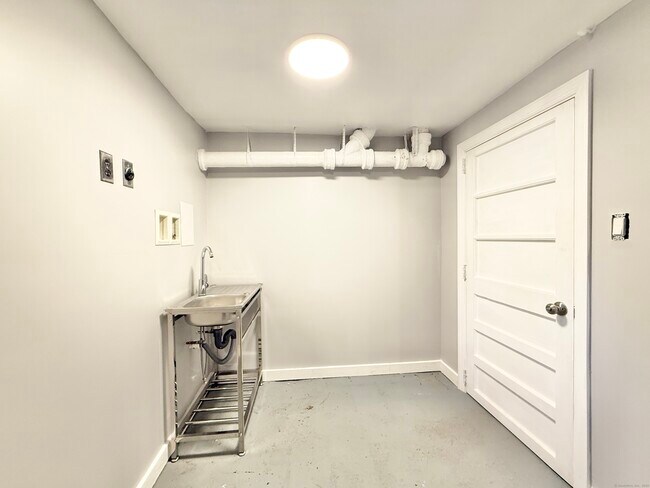Building Photo - 10 Meadowpark Ave W