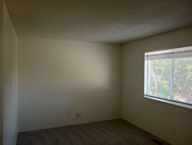 Building Photo - 2 bed, 1 Bath, 900 sqft with washer/dryer ...