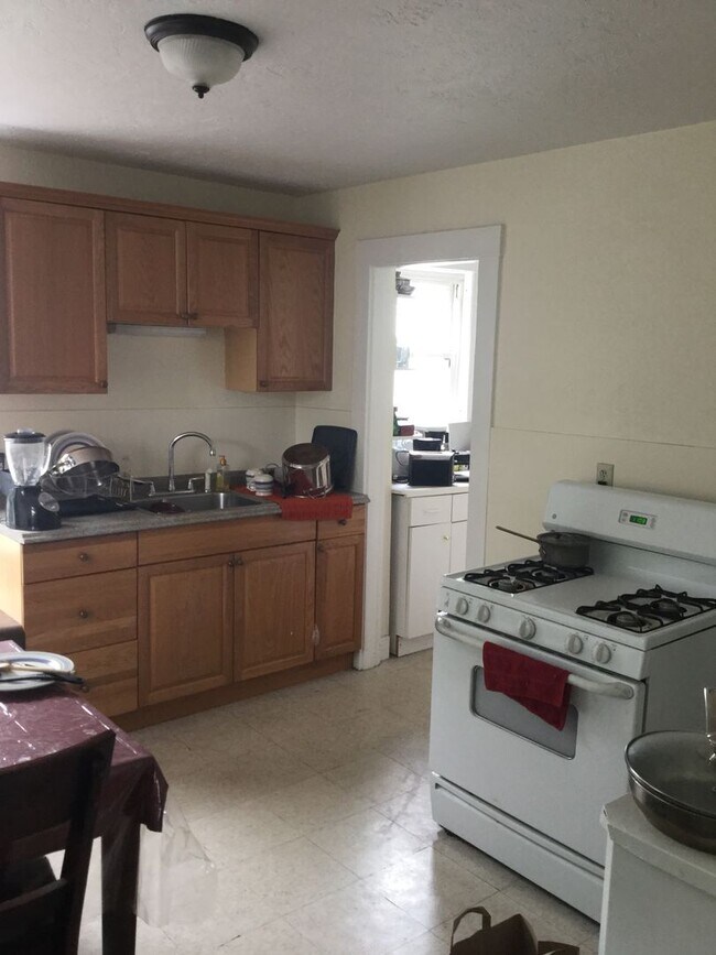 Building Photo - No Brokers Fee, Pets-Friendly , Parking Included, Porch, Laundry on a Site