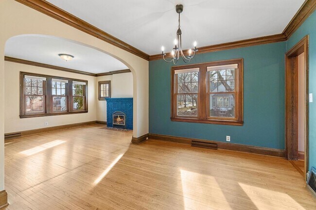 Building Photo - 2300 NE McKinley St