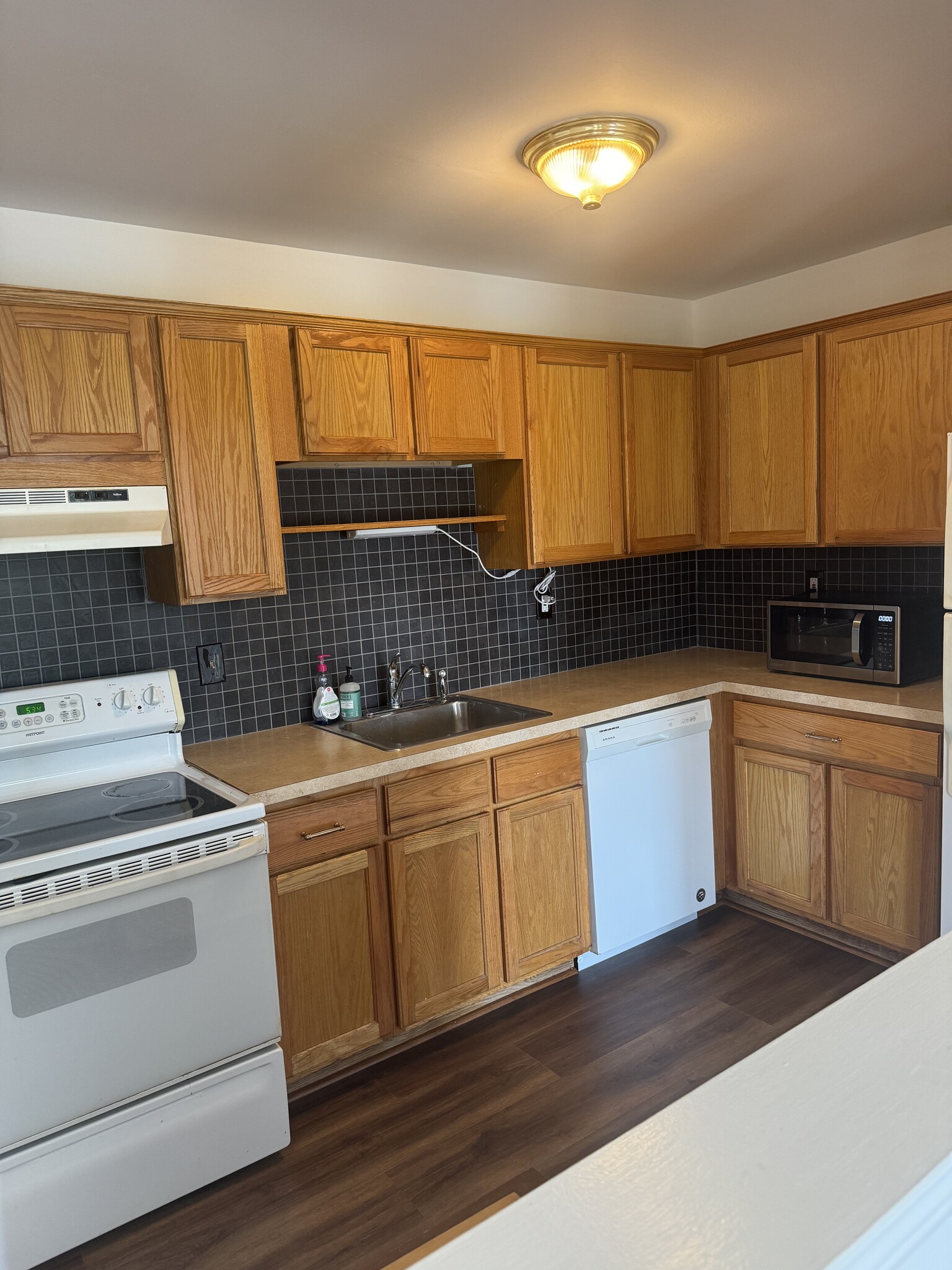 Building Photo - 809 Sunset Ln