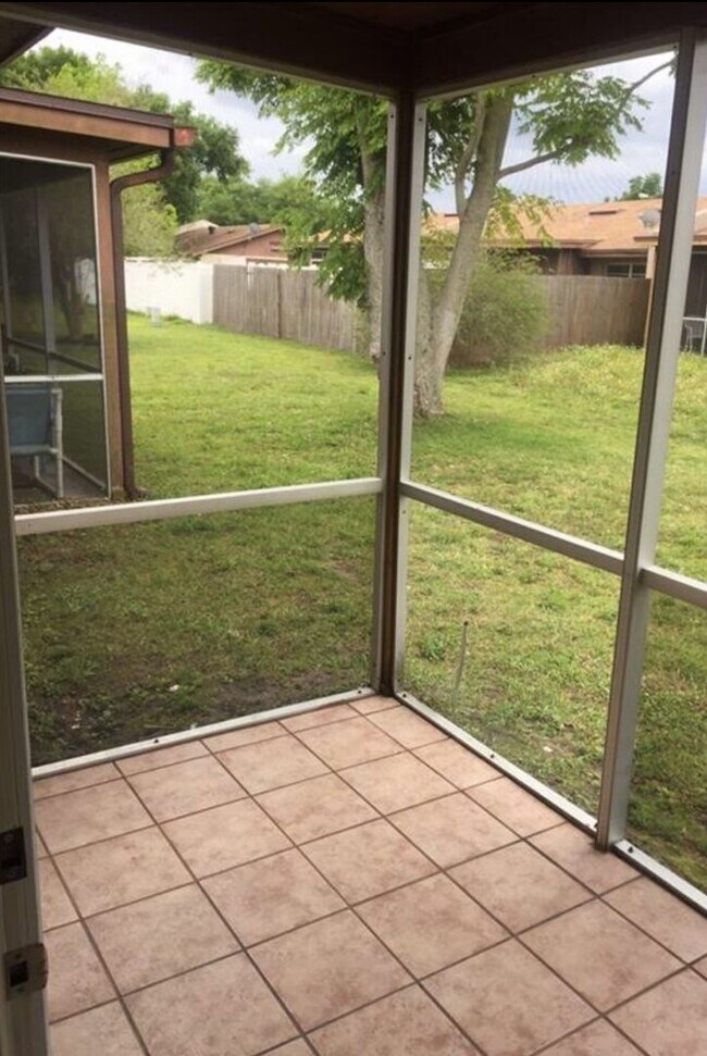 Building Photo - Lovely Home Available in the Royal Manor S...