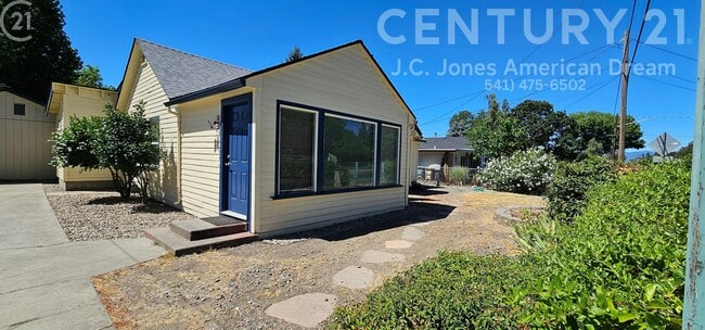 Building Photo - Minutes to Downtown Grants Pass