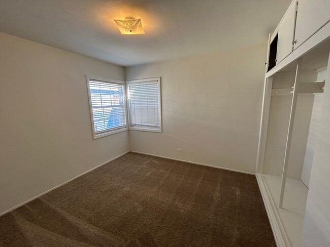 Building Photo - Lovely house for rent: 4 bed 1.75 bath in ...