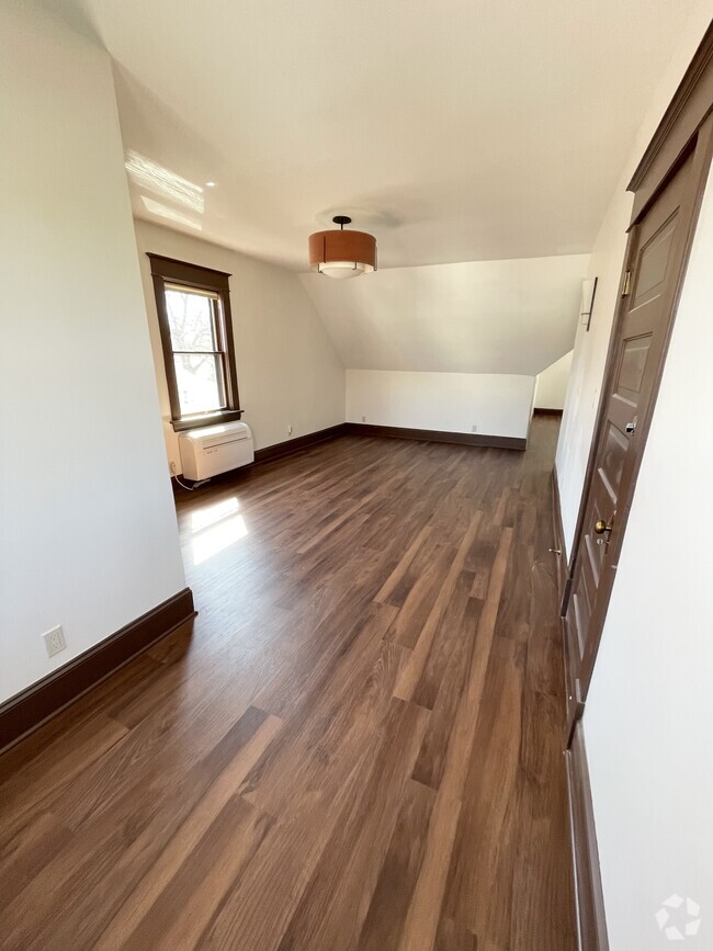 Spacious Living Room - 424 Banfil St