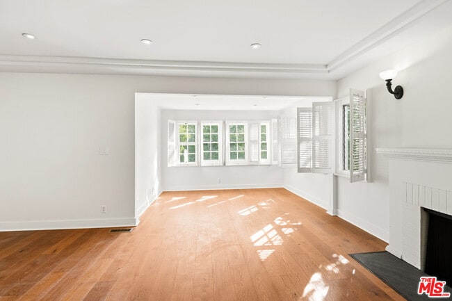 Building Photo - 10309 La Grange Ave