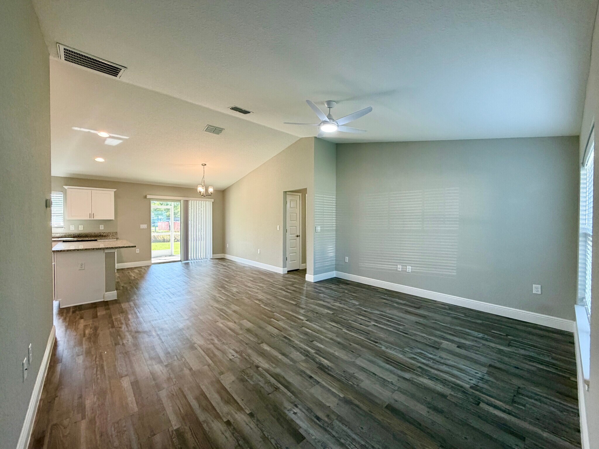 Building Photo - 5 Spring Lake Ln