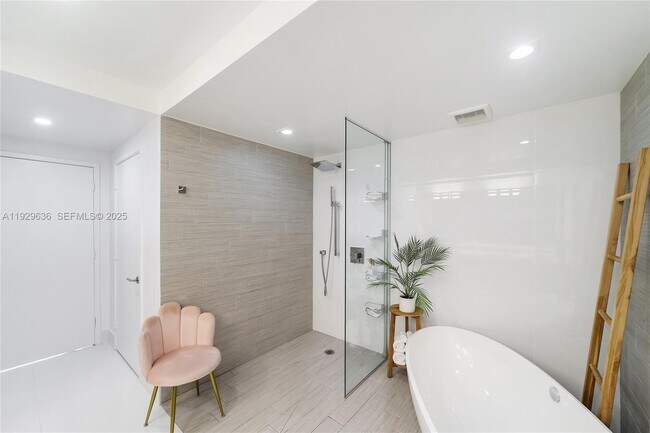 Building Photo - 300 Sunny Isles Blvd