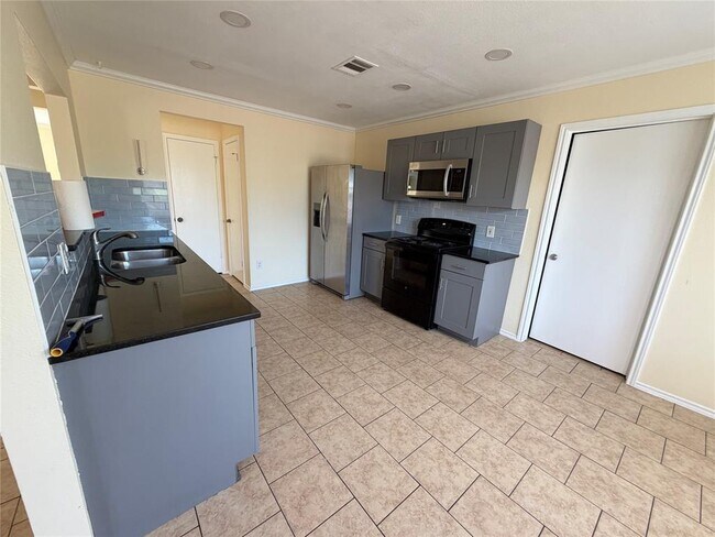 Building Photo - 2203 Bluebonnet Dr