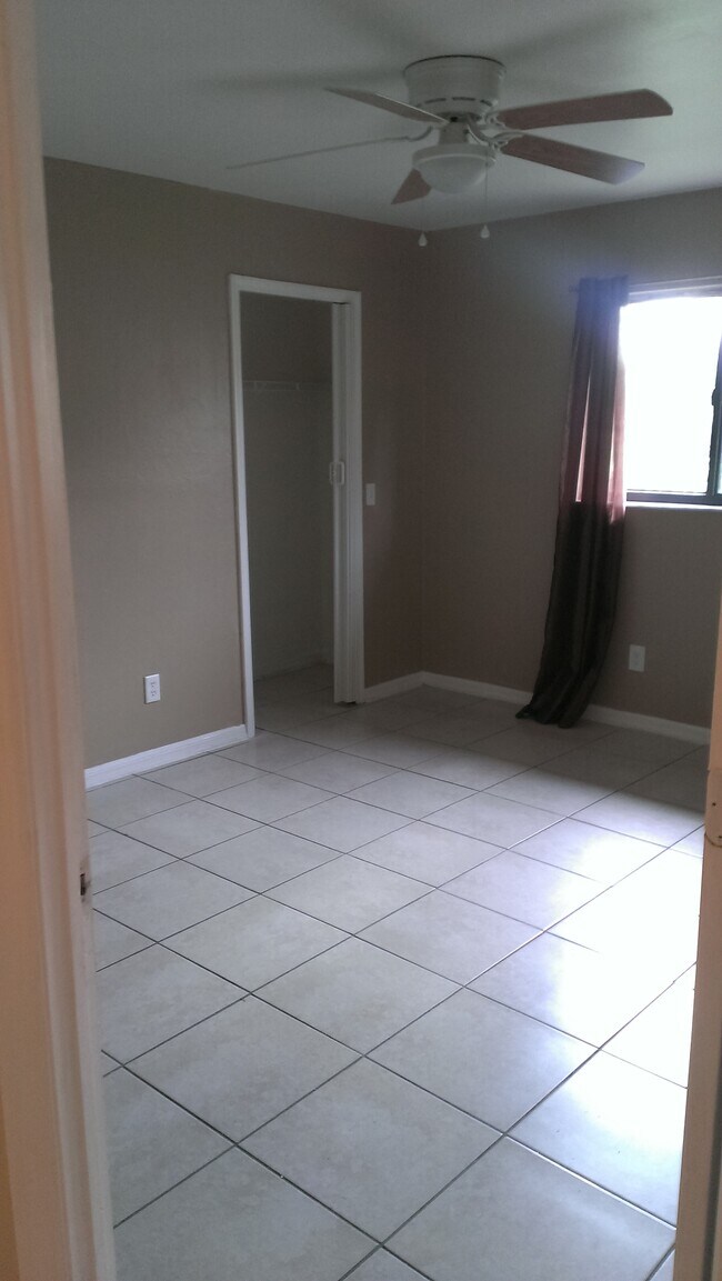 1st bedroom - 618 SE 46th Ter