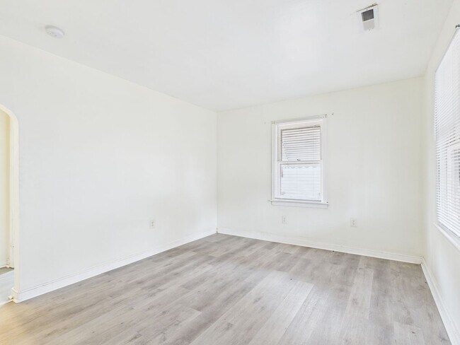 Interior Photo - 2602-2606 Monument Ave