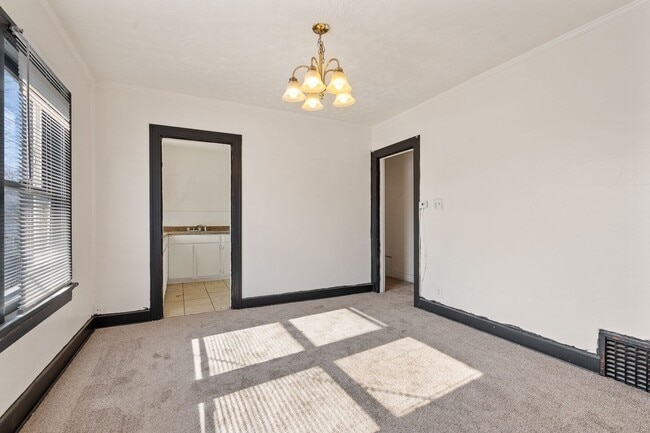 Building Photo - Quaint 1 Bedroom Apartment