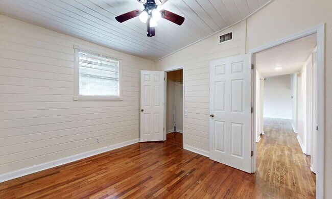 Building Photo - "Cozy 3-Bedroom Gem with a Gated Private B...