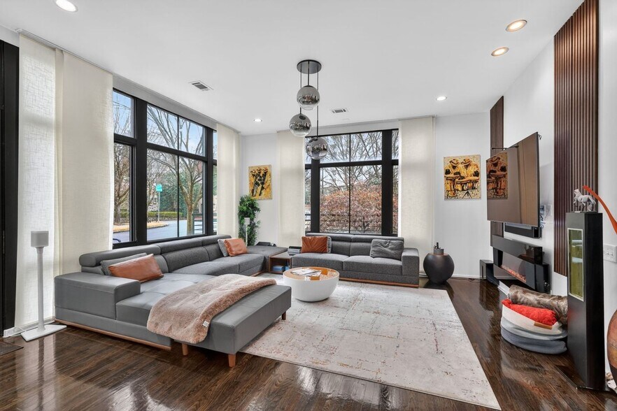 Building Photo - 721 Longleaf Dr NE