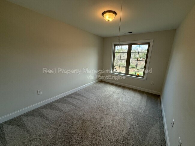 Building Photo - 3833 Thistleberry Rd