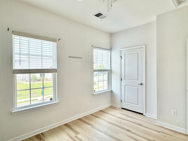 Building Photo - 127 Streamview Dr