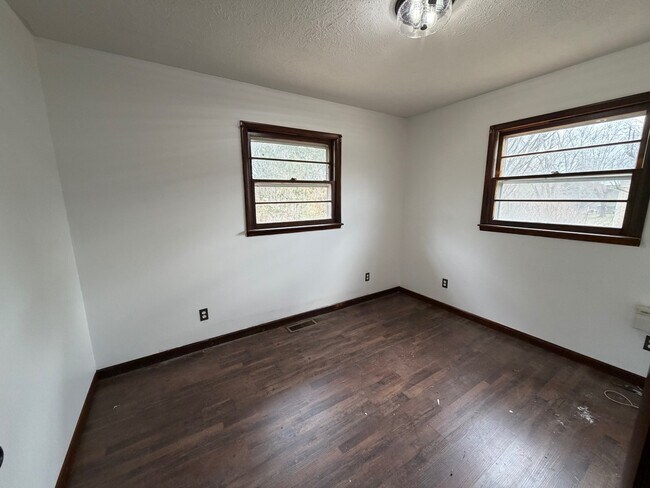 Building Photo - 502 Bluebird Dr