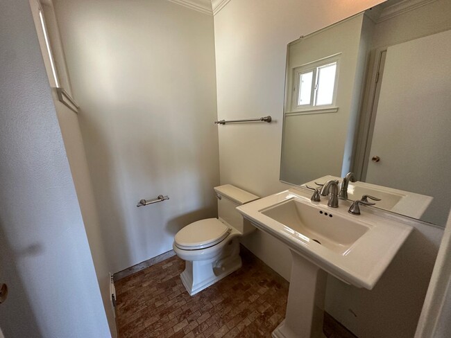 Building Photo - Updated Townhome with River Access and Bea...