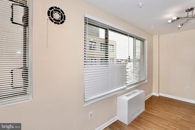 Building Photo - Available for immediate move-in.