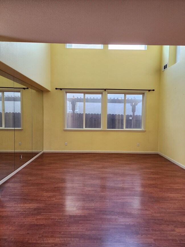 Building Photo - 5 Bedroom 3 Bathroom with 3 car Garage in the Sylvan School District