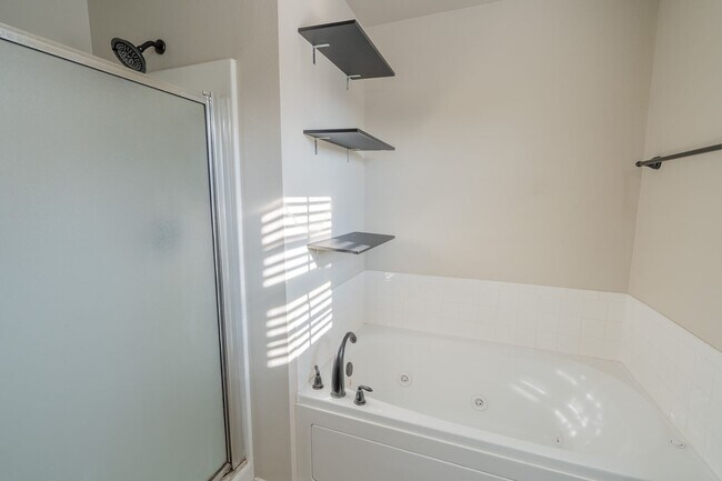 Building Photo - Lovely Broken Arrow Home! 3/2 with a great...