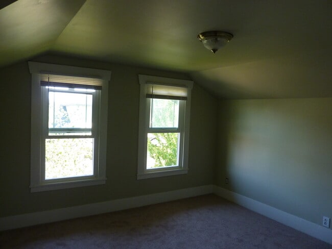 Building Photo - 731 S 49th St