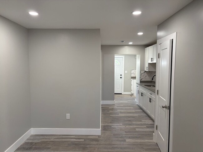 Building Photo - Fully Renovated 2 Bed 1 Bath Townhouse Style Row Home Now Available